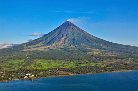  Núi Mayon: Biểu tượng Sự hùng vĩ và vẻ đẹp bí ẩn của Tỉnh Albay!